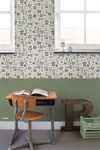 Dekorative Tapete mit Sportmotiven in einem Raum