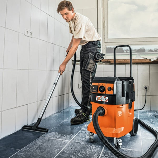 Meißel mit Handschutz und geriffeltem Griff