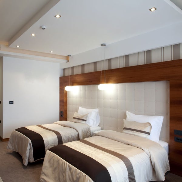 Quadratischer LED Einbaustrahler in Chromoptik mit rundem Lichtauslass und seitlichen Befestigungsfedern.