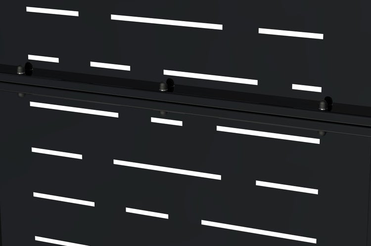 Nahaufnahme eines schwarzen Sichtschutzzauns aus Metall mit horizontalen Schlitzen und Verbindungselementen.