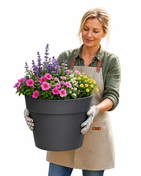 Eine Frau hält einen großen, runden Pflanzkübel mit blühenden Sommerblumen in ihren Händen.