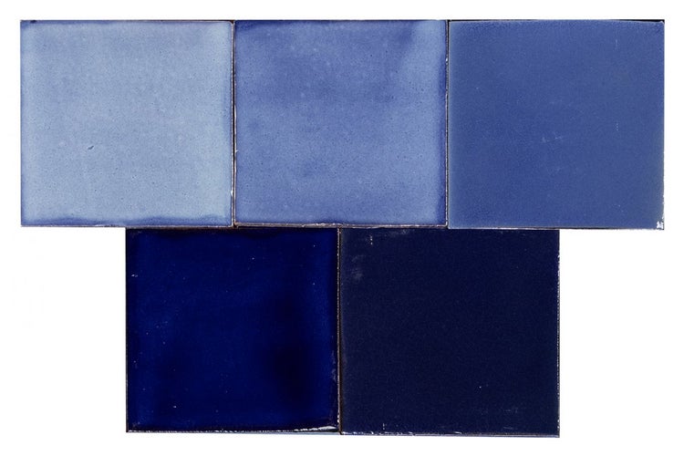 Quadratische Bodenfliesen in verschiedenen Farben