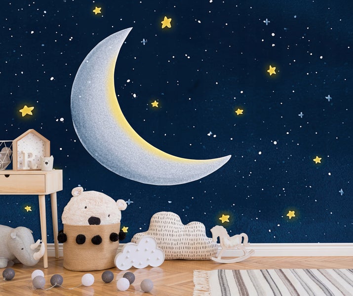 Kinderzimmer mit Mond- und Sternenwandbild, Nachttisch und Spielzeug
