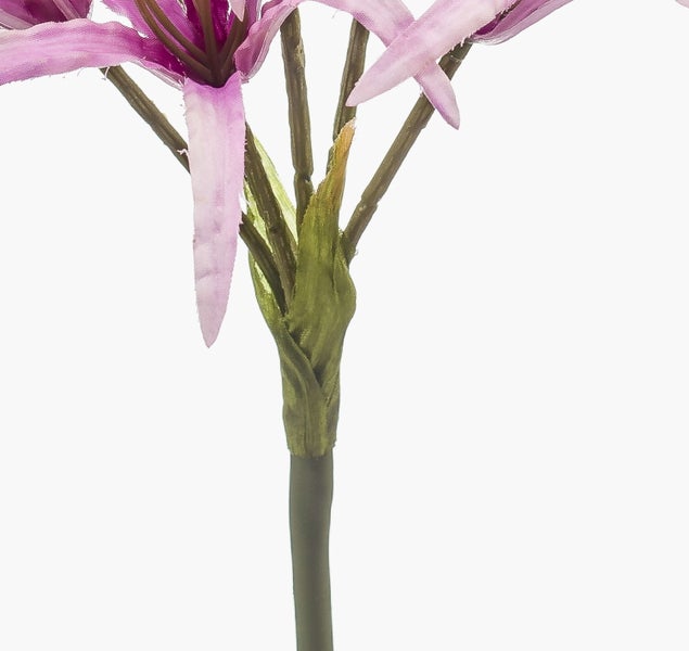 Nahaufnahme eines künstlichen Lilienstiels mit violetten Blütenblättern und grünen Blättern aus Kunststoff und Textil.