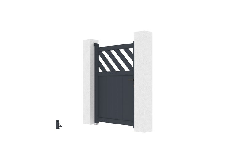 Dunkelgraues Gartentor aus Aluminium mit diagonalen Lamellen im oberen Bereich und vertikaler Füllung, montiert zwischen zwei weißen Pfosten.