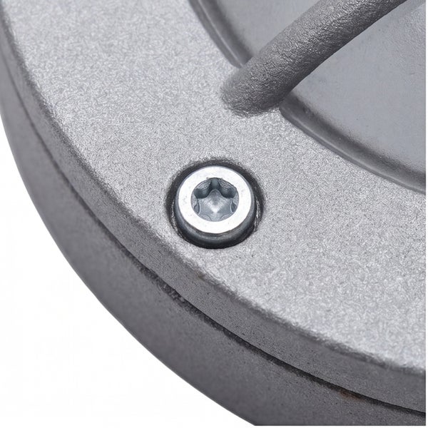 Nahaufnahme einer Torx-Schraube an einem Metallgehäuse.