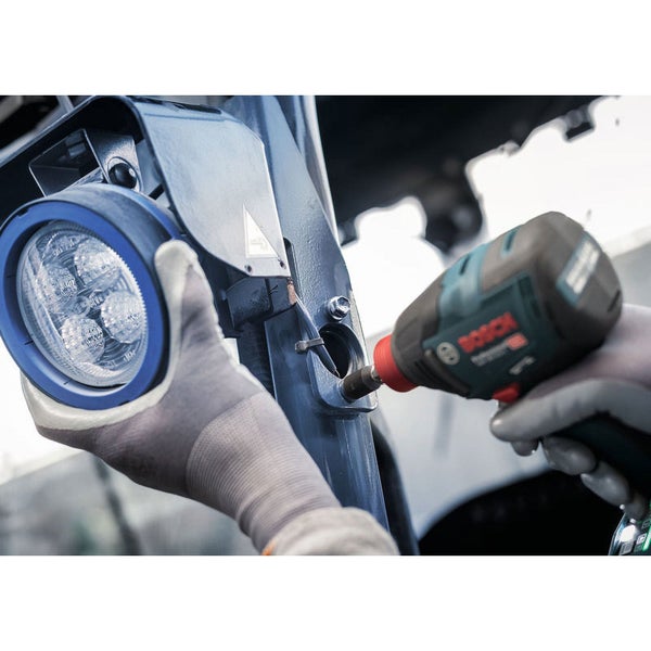 Bosch Logo. Ein Akkuschlagschrauber wird verwendet, um eine Schraube an einer Arbeitsleuchte zu befestigen.