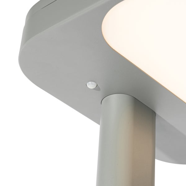 Detailaufnahme einer Außenleuchte mit Bewegungsmelder