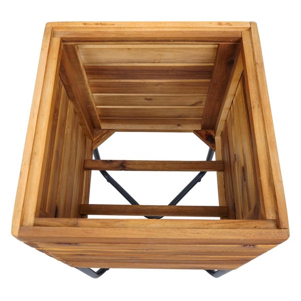 Quadratischer Pflanzkasten aus braunen Holzlamellen mit schwarzem Metallgestell, Innenansicht von oben.