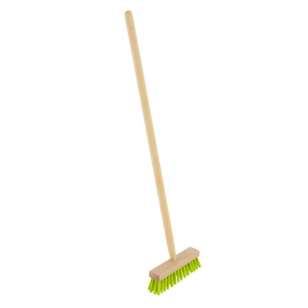 Moderner Teppich mit abstraktem blau-weißem Muster auf hellem Holzboden in einem hellen Schlafzimmer neben einem Bett.