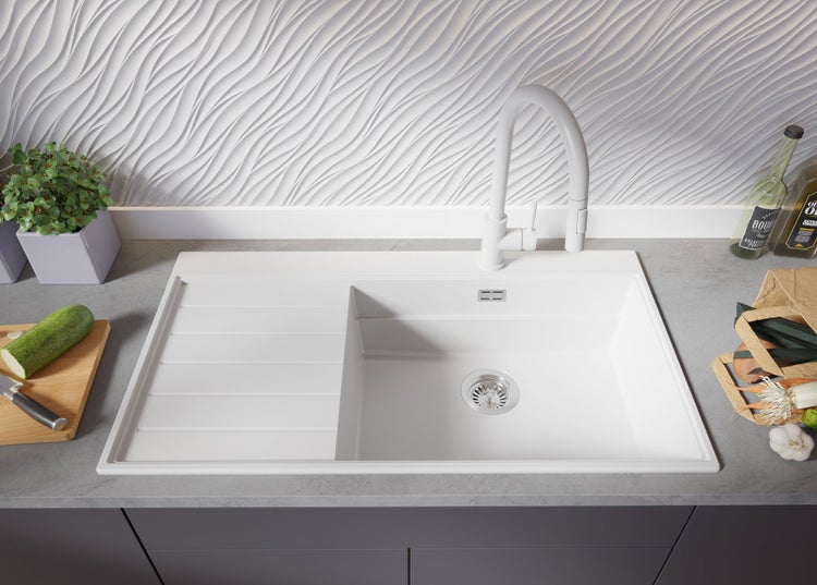 Dekorativer Hartriegelstrauch mit grün-weißen Blättern im Garten.