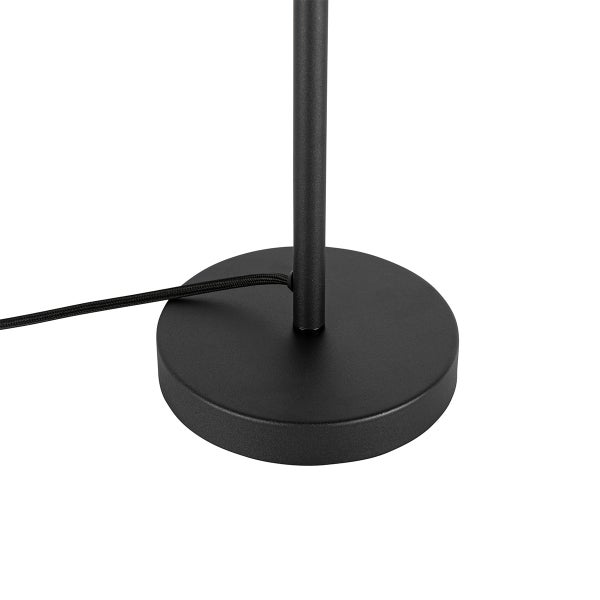 Detailaufnahme des Fußes einer Stehlampe mit Kabel