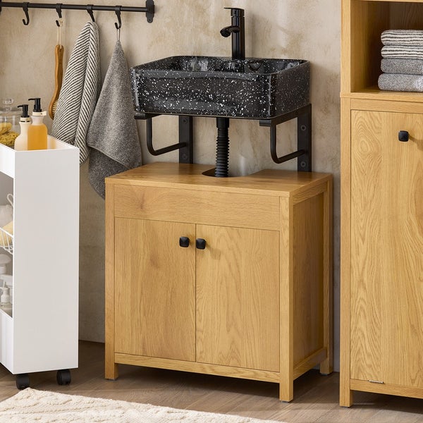 Badezimmer-Szene mit Waschtischunterschrank, Aufsatzwaschbecken und weiteren Badmöbeln für eine helle und organisierte Atmosphäre.