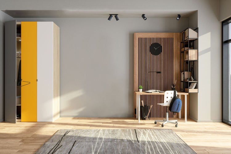 Helles Arbeitszimmer mit Schreibtisch, Stuhl, Regal und Kleiderschrank für eine organisierte Raumatmosphäre