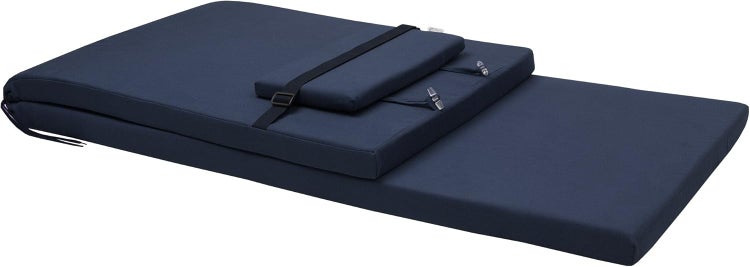 Dunkelblaue Gartenliegenauflage aus Stoff mit separatem Kopfkissen und Befestigungsgurten mit Schnallen.