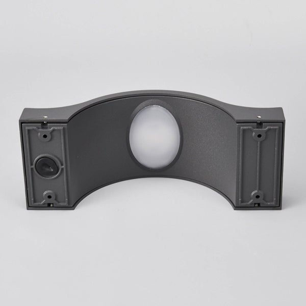 Moderne bogenförmige LED-Außenwandleuchte aus Metall in Anthrazit mit ovalem Lichtauslass.