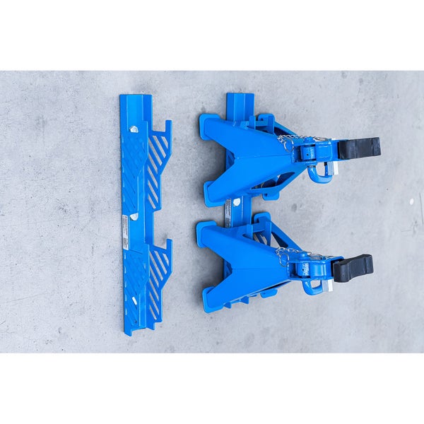 Zwei blaue Unterstellböcke aus Metall mit Wandhalterung.