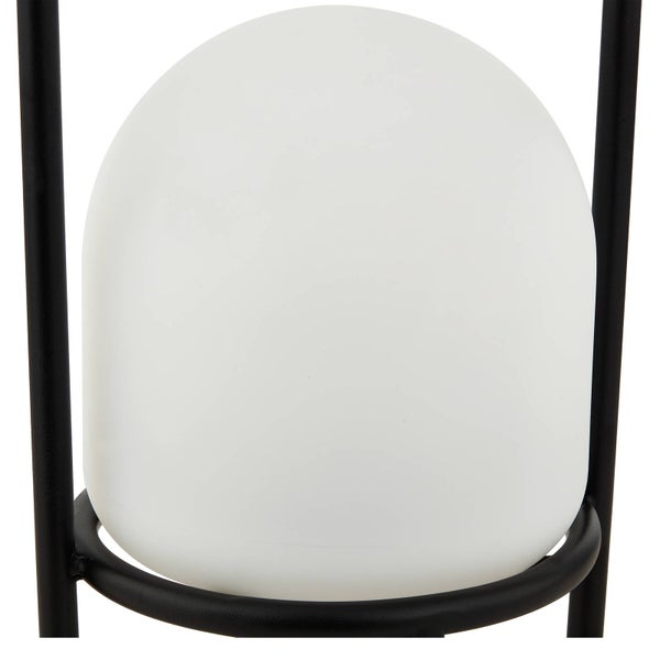 Nahaufnahme eines weißen, kuppelförmigen Lampenschirms aus Milchglas in einer schwarzen Metallhalterung.