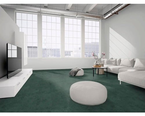 Moderner, heller Wohnraum im Industriestil mit dunkelgrünem Teppichboden, weißem Sofa, Sitzsäcken und großen Fenstern.