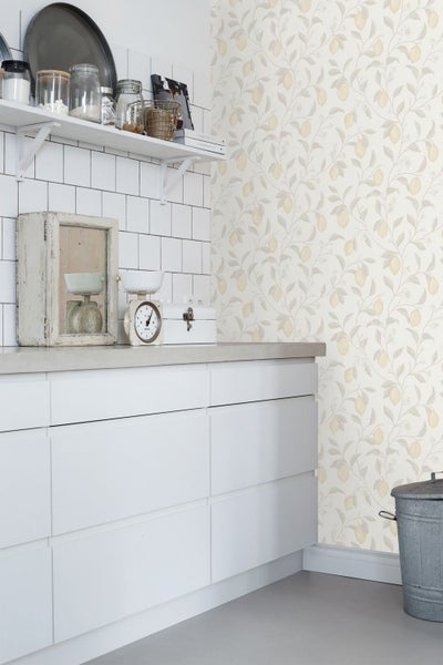 Küchenszene mit weißen Schränken, Wandfliesen und Zitronentapete