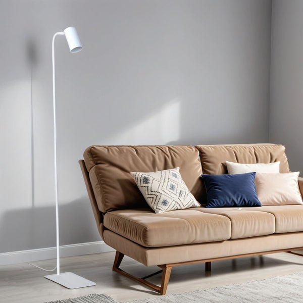 Wohnzimmer mit Sofa, Kissen und Stehlampe