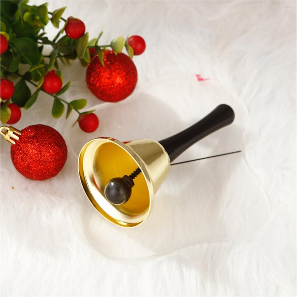 Goldene Glocke mit schwarzem Griff und Weihnachtskugeln