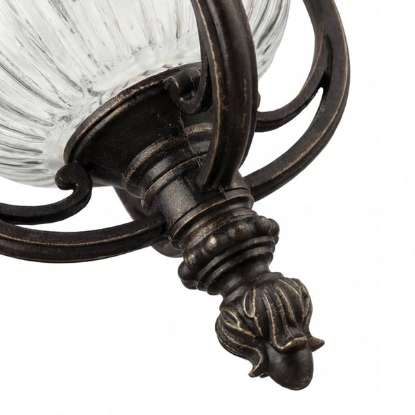 Detail einer Außenleuchte mit klarem Glas und Metallgestell