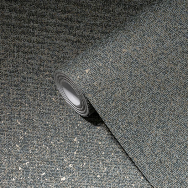 Zimmer mit gemusterter Tapete, gerahmtem Bild und Zimmerpflanze