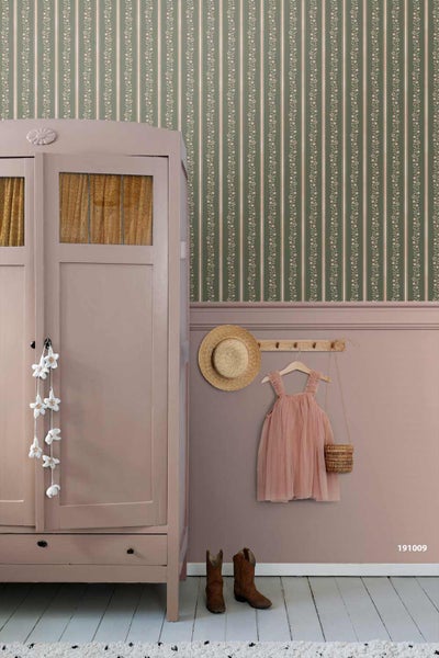 Kinderzimmer mit gestreifter Blumentapete, Holzschrank, Wandpaneel und Dekoration im Landhausstil.