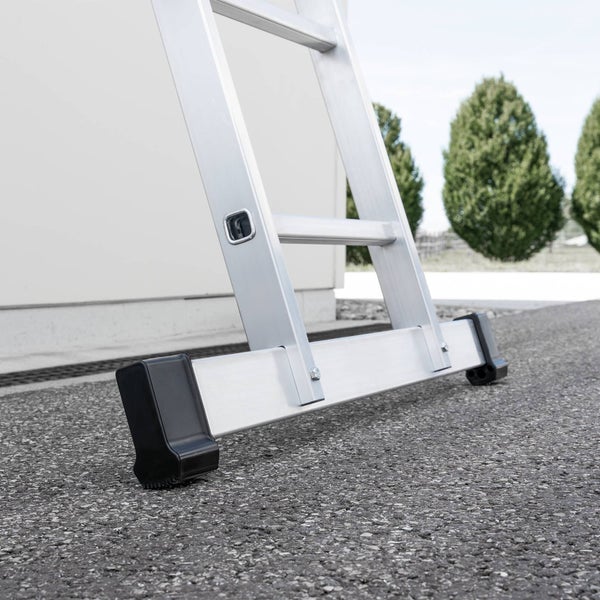 Detailansicht einer Aluminiumleiter mit schwarzen Fußkappen für sicheren Stand