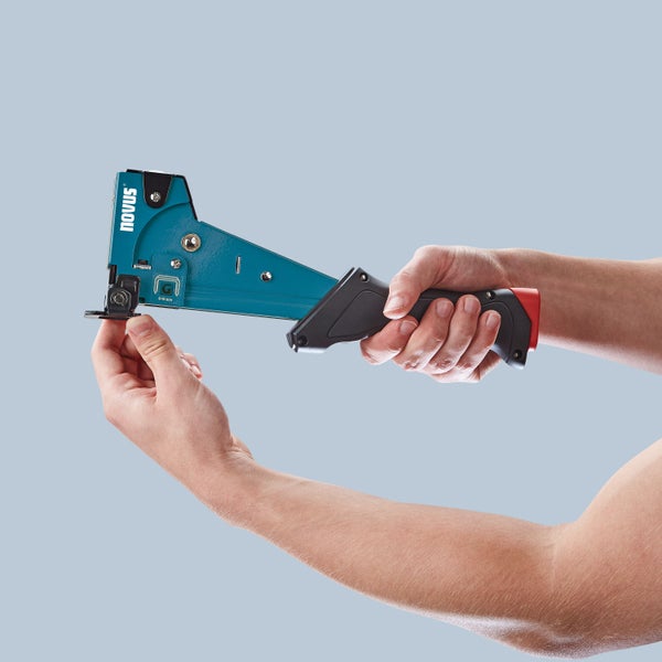 Novus Tools Hammertacker J-055, 6–14 mm Typ G, Premium-Tacker geeignet für Flachdrahtklammern mit Prallplatte für Oberflächenschutz 030-0454