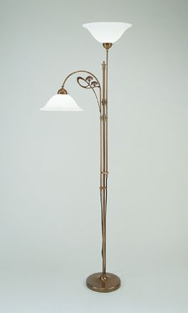 Stehlampe mit zwei Lampenschirmen und Metallfuß