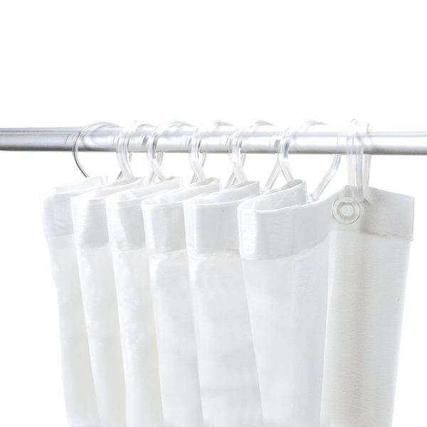 Transparente Duschvorhangringe aus Kunststoff an einer Duschstange mit weißem Duschvorhang.