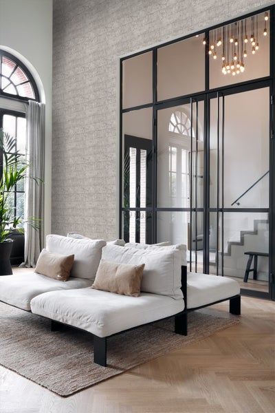 Heller Wohnraum mit Sofa, Teppich und Schiebetür