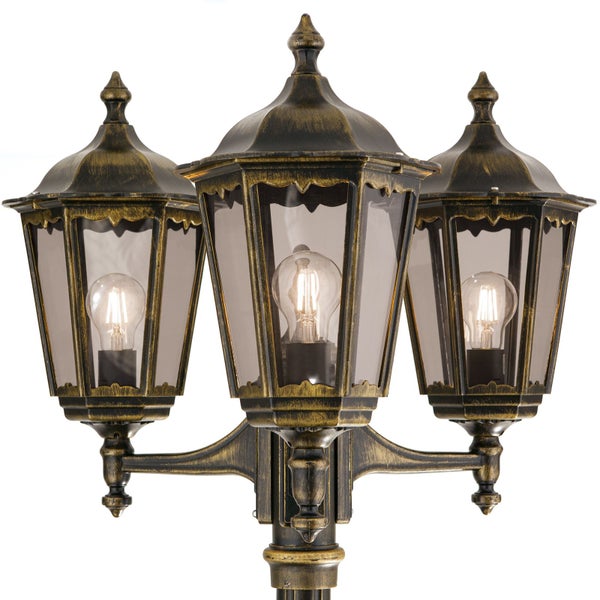 Dreiflammige Außenleuchte im antiken Design mit LED-Filament-Leuchtmitteln und goldfarbenem Finish.