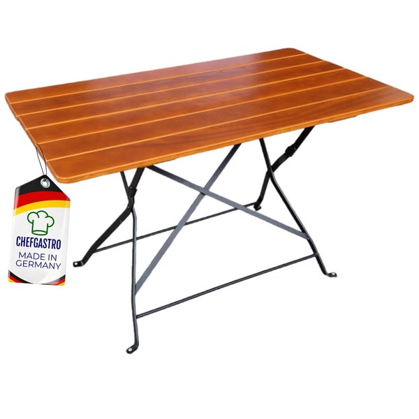 Rechteckiger Biergarten-Klapptisch mit einer Tischplatte aus Holzlatten und einem schwarzen Metallgestell. CHEFGASTRO Logo. Hergestellt in Deutschland.