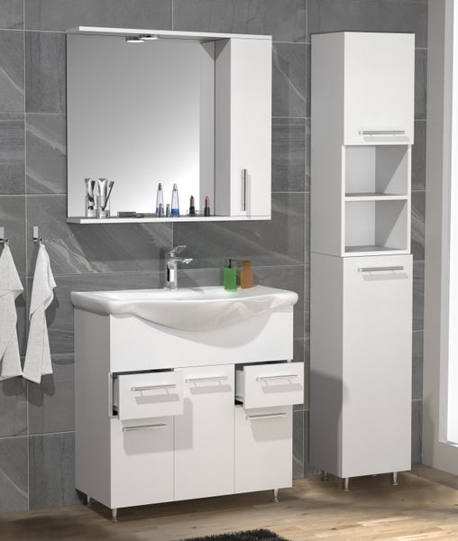 Badezimmer mit Waschbeckenunterschrank, Spiegelschrank und Hochschrank in hellem Design