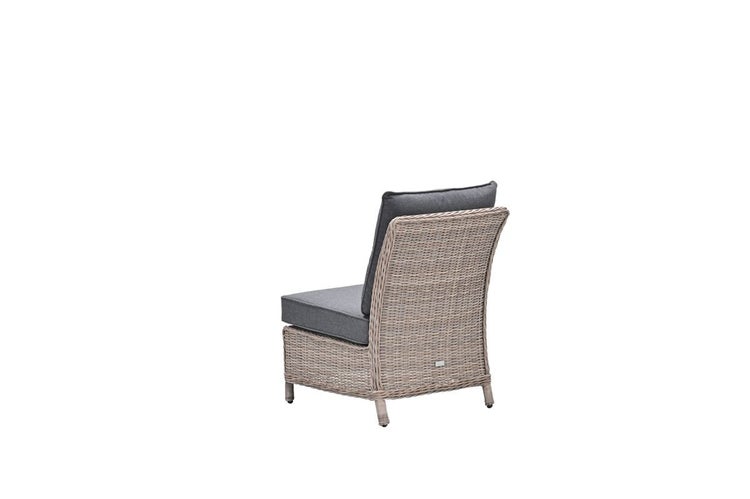 Mittelmodul für Lounge-Sessel aus Geflecht mit grauen Sitz- und Rückenkissen, Rückansicht.