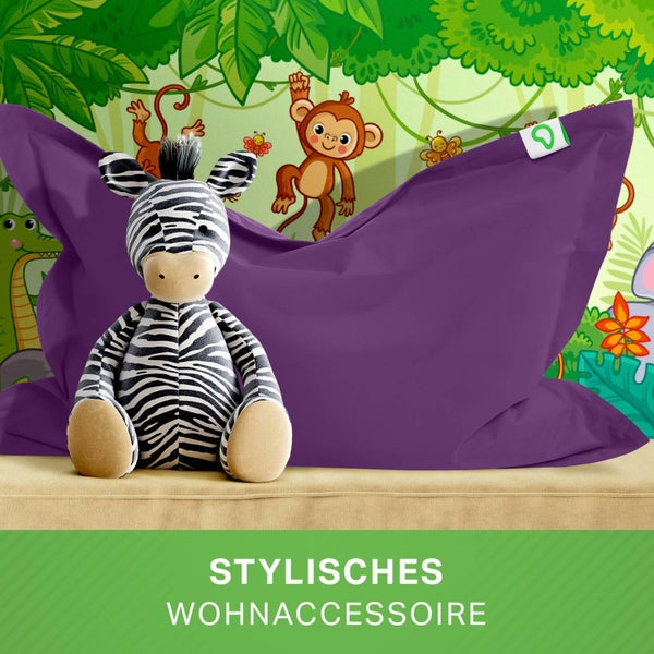 Lila Sitzsack mit Zebra Stofftier vor Dschungelkulisse