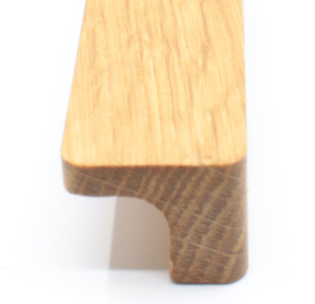 Detailansicht eines Möbelgriffs aus Holz