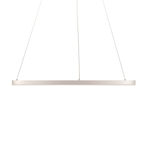 Moderne LED-Pendelleuchte, horizontaler Balken aus gebürstetem Metall, Aufhängung an drei dünnen Seilen.