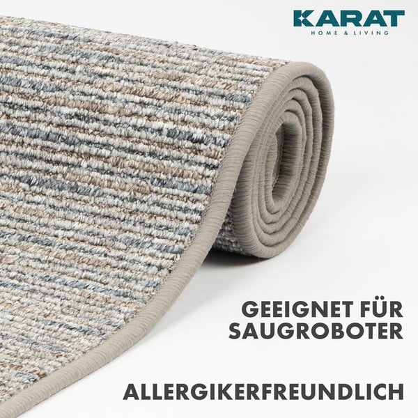Gestreifter Teppich von Karat Home & Living, geeignet für Saugroboter und allergikerfreundlich. Karat Home & Living Logo.