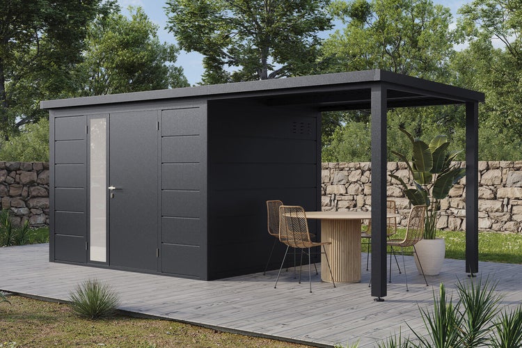 Modernes Metallgerätehaus mit integriertem Terrassendach und Glastür, auf einer Holzterrasse im Garten aufgestellt.