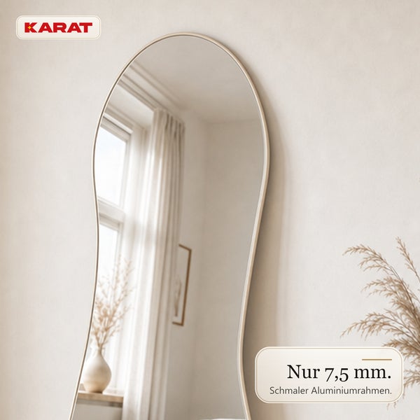 Wandspiegel von Karat mit geschwungener Form und einem schmalen Aluminiumrahmen von 7,5 Millimeter Breite.