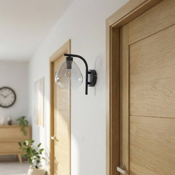 Wandleuchte mit Glaskuppel und Metallarmatur