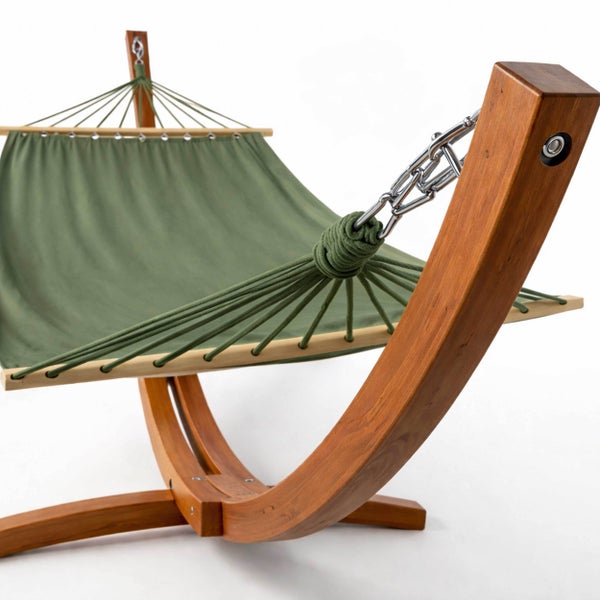 Hängematte mit Gestell aus gebogenem Holz, grüne Liegefläche aus Stoff, Befestigung mit Metallketten.