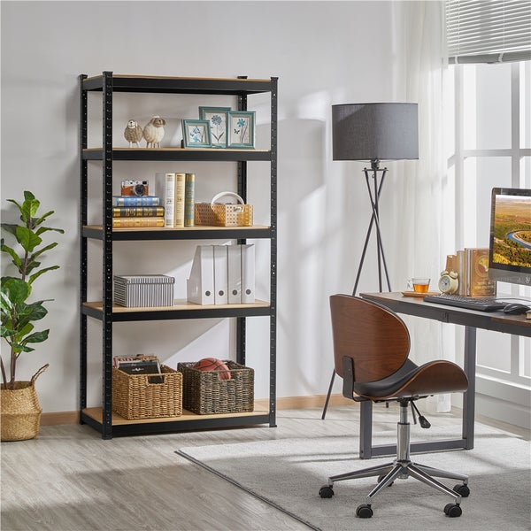 Schwarzes Metallregal mit fünf Holzböden in einem hellen, organisierten Arbeitszimmer mit Schreibtisch, Stuhl und Stehlampe.