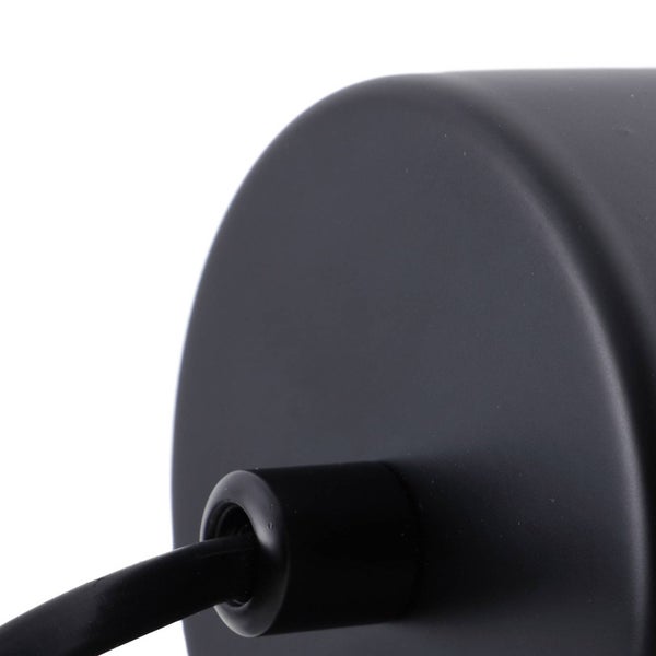 Detailaufnahme einer Lampenaufhängung mit Kabel