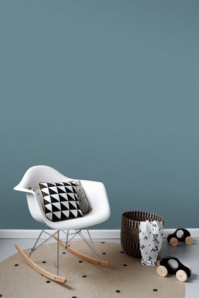 Einrichtungsidee Kinderzimmer mit Schaukelstuhl, Kissen, Teppich, Korb und Spielzeugautos