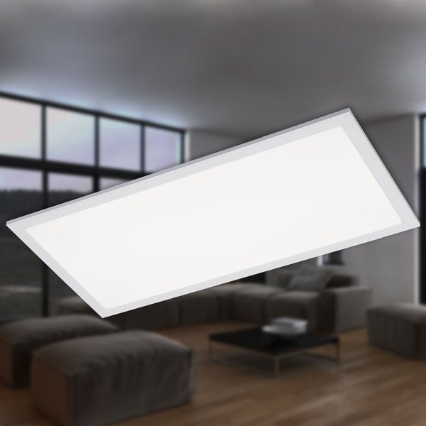 Flaches rechteckiges LED-Panel in Weiß zur Deckenmontage vor einem hellen modernen Wohnzimmer mit Sofa und Fensterfront.